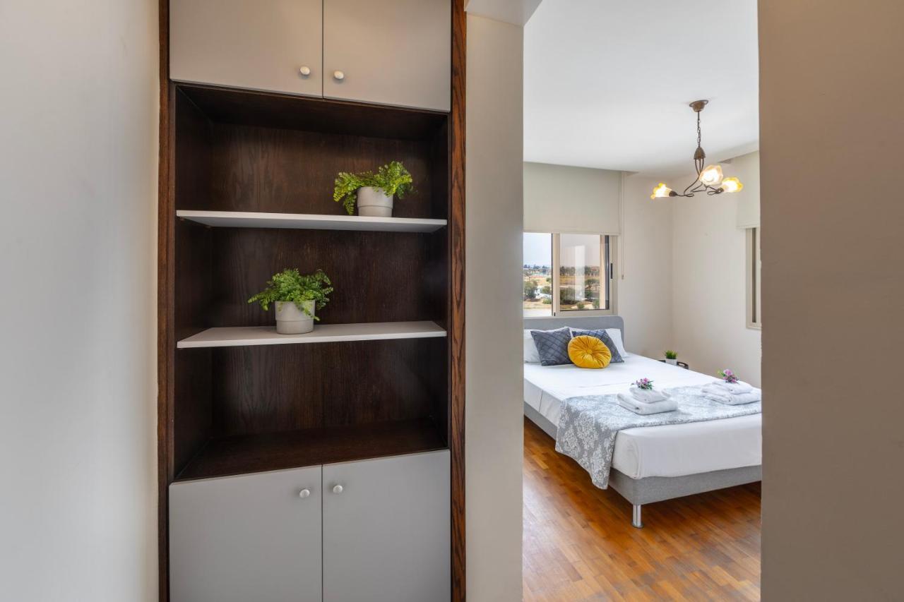 Mackenzie Beachfront Eftyhia Suite ラルナカ エクステリア 写真
