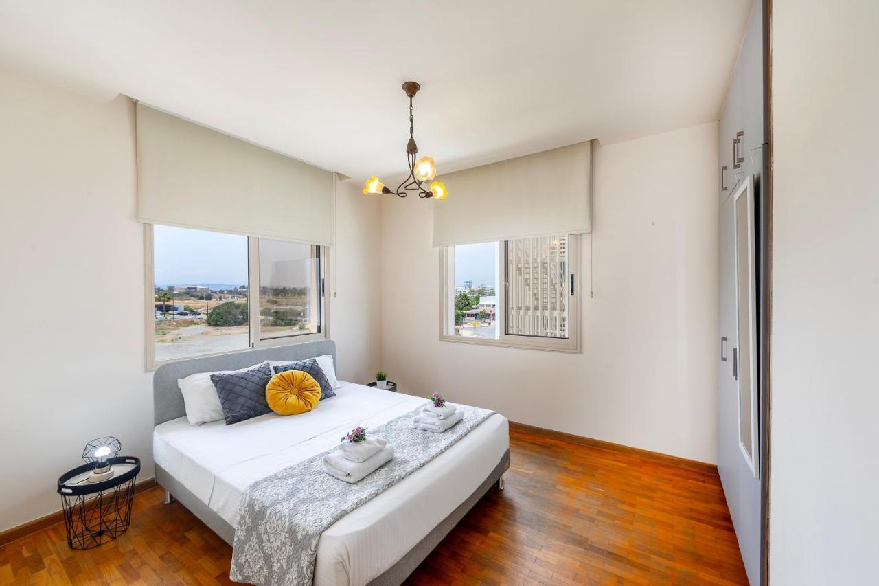 Mackenzie Beachfront Eftyhia Suite ラルナカ エクステリア 写真