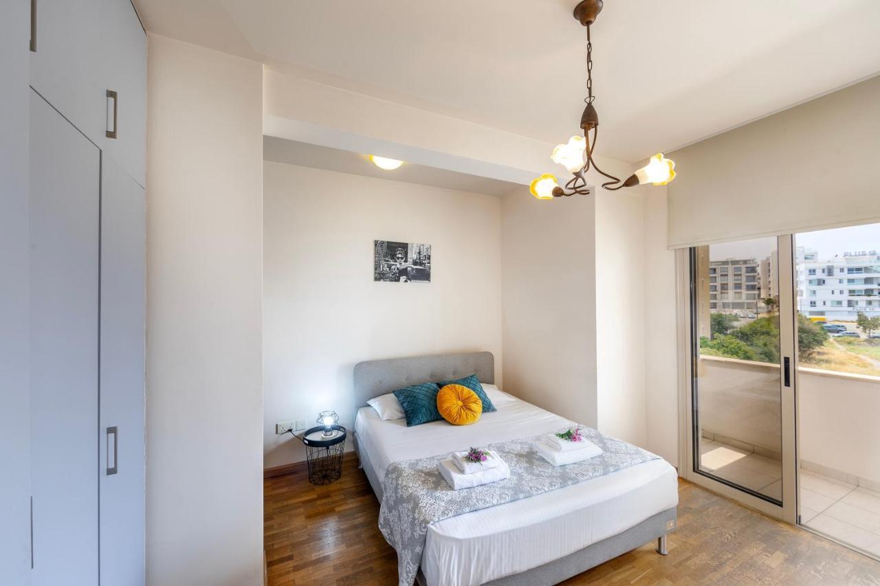 Mackenzie Beachfront Eftyhia Suite ラルナカ エクステリア 写真